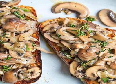 نان تست با قارچ خامه ای نان تست با قارچ خامه ای